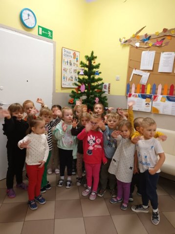 8. Kotki ubierają choinkę