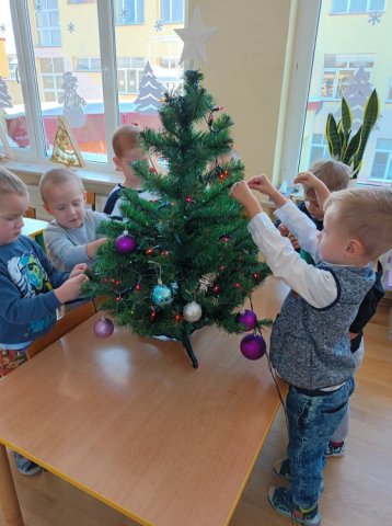 8. Kotki ubierają choinkę