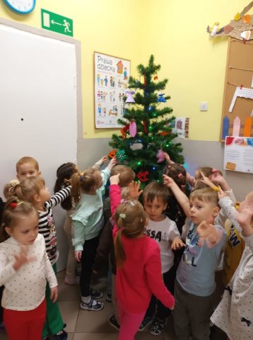 8. Kotki ubierają choinkę