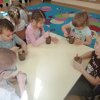 Biedronki robią sałatkę owocową